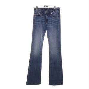 Säljer ett par nya lågmidjade jeans från crocker i storlek 25/35. Väldigt bra skick endast använda 2 gånger