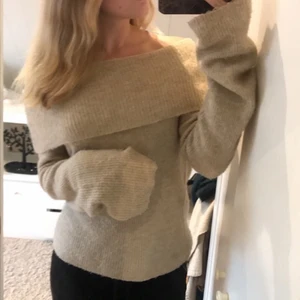 Stickad tröja - En fin stickad off shoulder tröja som passar perfekt till hösten! Storlek L, så sitter rätt oversized på mig som är en storlek S🥰 jättemysig! 50kr + frakt
