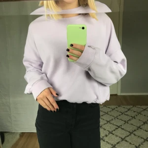 Lager 157 - Säljer denna fina sweatshirt från lager 157! Knappt använd så i väldigt fint skick! Den är i strl M men är liten i storleken så skulle väll säga S! (Ser väldigt ljus ut på första bilden men på bild nr två st s färgen bättre) Nypris 250kr säljer för 100kr 