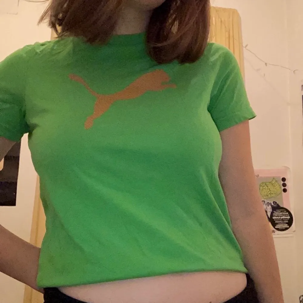 Fin grön och orange Puma t -shirt. Det är en barnstorlek L, så den är väldigt liten:)). T-shirts.