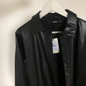 Skinnskjorta - Lång läderjacka i skinnimittation, oanvänd