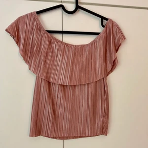 Rosa plisserad topp  - Jättesöt plisserad topp i gammelrosa färg!🌼 Ärmarna går både att ha off-shoulder och som vanligt. Frakt tillkommer😊