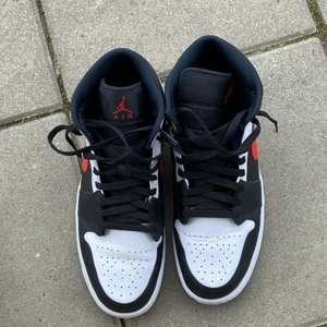 Jordan 1 mids - Storlek 45 , Chile red, kvitto o kartong finns, använda fåtal gånger , skriv för mer info
