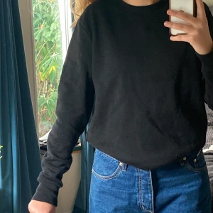 Sweatshirt  - Svart as najs sweatshirt från primark i strl M, välanvänd så inte i toppskick men inga hål😊 