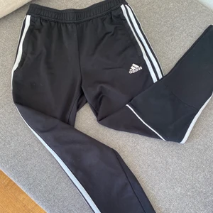 Adidas byxor  - Adidas träningsbyxor i uppskattad stl S. Inga hål men de är i använt skick, därav säljs de lite billigare. De har fickor med dragkedja och dragkedjor vid anklarna. 