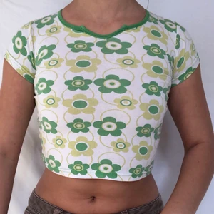 Blommig grön babytee - Blommig grön babytee i gott defetfritt skick! Uppskattas passa xxs-xs. Jag på bilden bär S! Köpare står för 24kr frakt