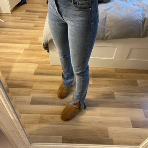 Jeans med slits - Jeans från ZARA med slits på sidan/fram. Knappt använda