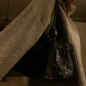 Skinn/läder väska - säljer denhär as snygga axelväska som är köpt från secondhand som jag knappt använt!!💕💕 pris kan diskuteras 