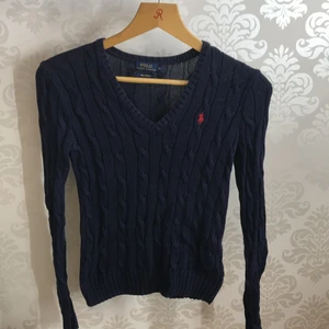 Äkta RALPH LAUREN tröja - Säljer min äkta Ralph Lauren tröja i storlek xs 70 kr, inga fläckar. Kan mötas upp i Täby området eller frakta men kunden står för fraktkostnad!