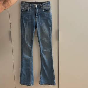 Bootcut jeans från Gina tricot, endast testade storlek S