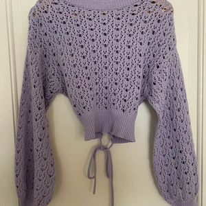 Virkad Långärmad Topp  - Lila långärmad virkad topp från Pull&Bear i storlek S. Gjord i 100% bomull och i väldigt bra skick, aldrig använd. Utgångspris 200kr. Köparen står för frakt. 