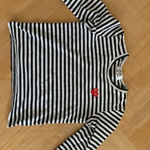 Comme de Garcons tröja - Randig och trendig tröja från Comme de Garcons. I storlek L men skulle säga att den passar S. Frakt tillkommer💗💗💗💗