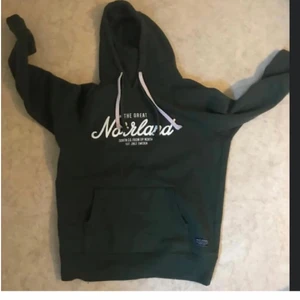 Norrland hoodie - En grön norrlands hoodie, knappast använd något💚