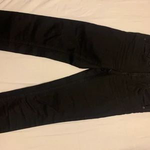 Svarta Molly jeans från Gina tricot - Ett par svarta Molly jeans från Gina tricot. De är oanvända och i storlek 36.