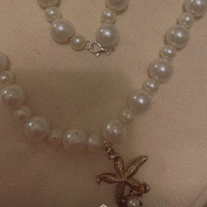Halsband - Ett pärlhalsband med en sjöstjärna som berlock🐚 20kr + 12kr frakt = 32kr totalt! Skickas samma dag som du betalar ✨✨✨