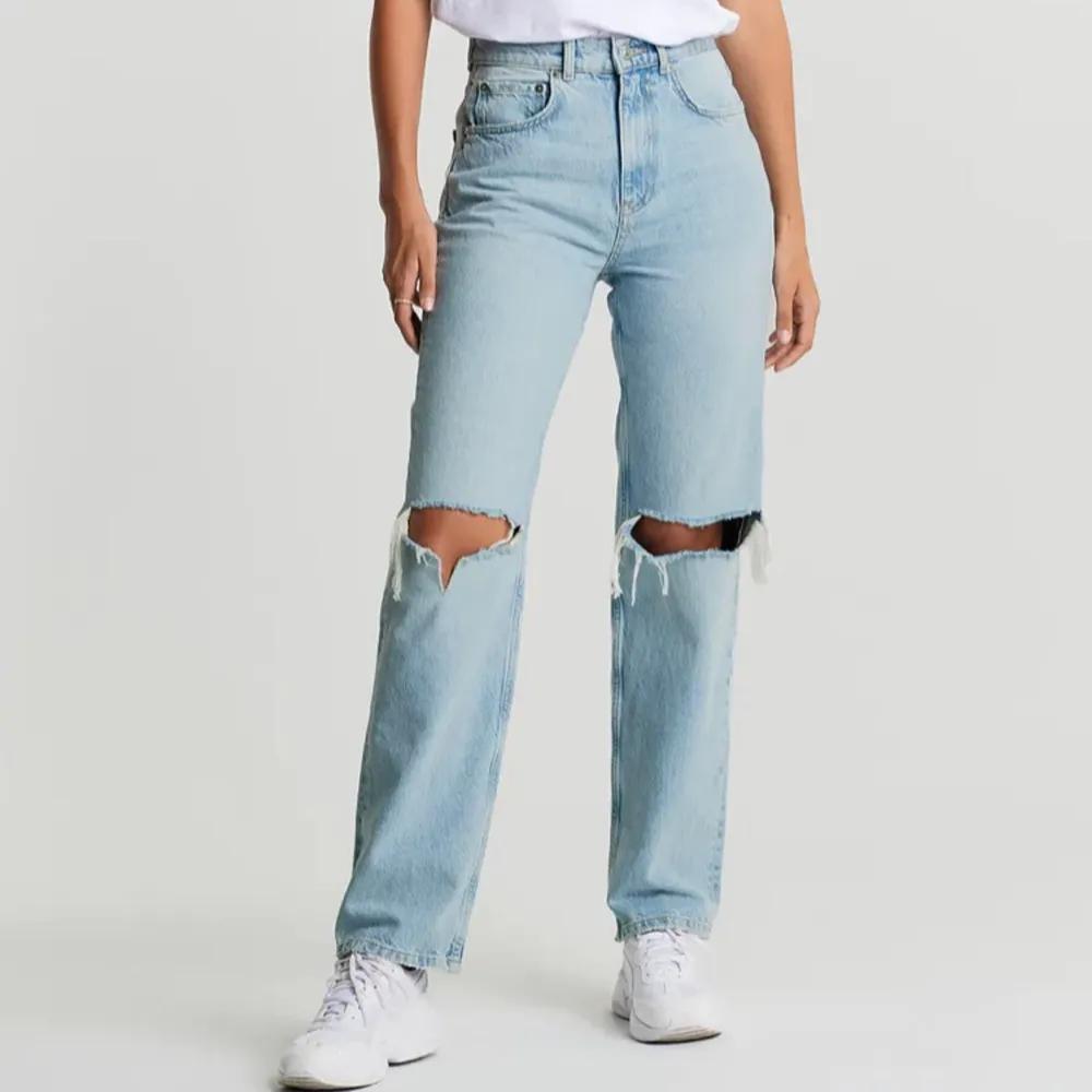 Populära 90s jeans från Gina tricot. Ljus blåa med hål i knäna💙🦋 köparen står för frakten, säljer pga för stora för mig. Jeans & Byxor.