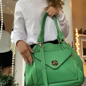 Grön väska - Så himla fin väska som har använts flitigt därav slitaget som ni kan se på tredje bilden! Docl syns det aldrig om man inte vrider på banden som jag gjort på bild tre