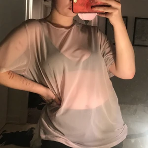 Ljusrosa mesh topp - Ljusrosa mesh t-shirt från H&M, nästan aldrig använd. XL (använder den som oversized) Kan mötas i Stockholm eller frakta, men då står köparen för frakt. 80kr