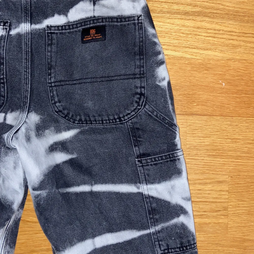 Unikt mönstrade jeans från urban outfitters köpta för ett år sedan, knappt använda. Fint skick, som nya, inga hål eller fläckar! Nypris 879 kr:). Jeans & Byxor.