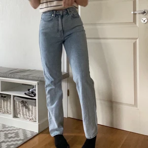 Weekdaybyxor storlek 28/32 - Weekdaybyxor storlek 28/32, inte använda alls mycket 💕 nypris var 500 kr, bud ifall många är intresserade