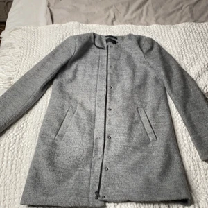 Kappa only, strl xs - Fin grå kappa från Only. Som på bilden lite sliten vid armarna men inget som syns, annars i bra skick.