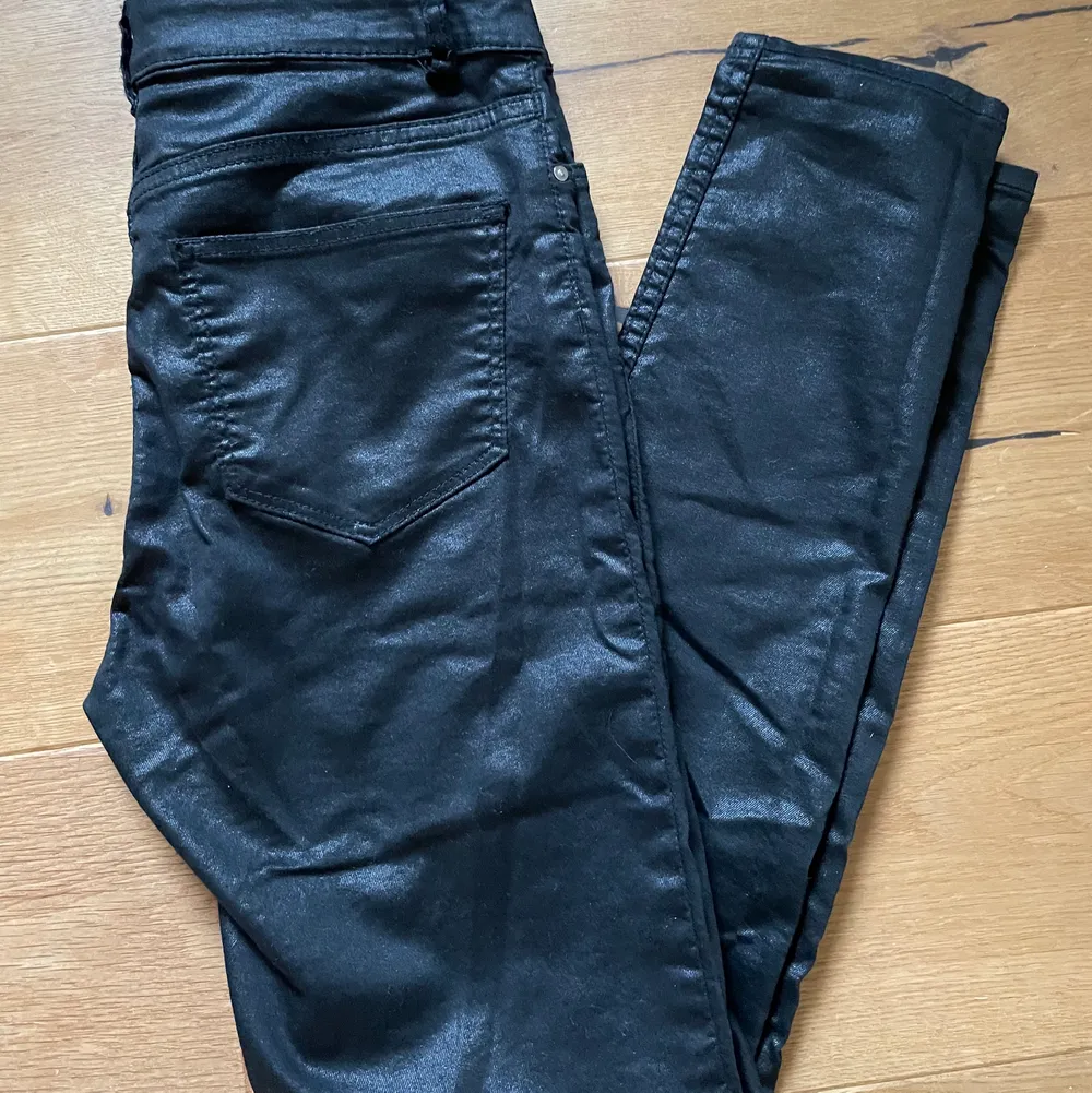 Shiny coated jeans? Från hm som jag säljer då jag har två par. Perfekt skick tho. Jeans & Byxor.
