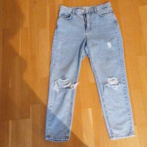 Säljer nu mina ljusblå jeans från Gina Tricot. De är i storlek 36, använda endast 3 gånger, nästintill nyskick på jeansen. Nypris 599 kr 🤍 Köpt är köpt och tar inga returer. Frakt ingår, men kan även mötas upp i Helsingborg eller Ängelholm🤍 