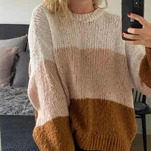 Stickad tröja🤍💗🤎 - Stickad tröja i tre färger🤍💓🤎 från Pull&Bear. 