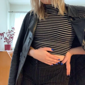 Croppad polo - Skitsnygg cropad polo från American Apparel som tyvärr inte används längre. Hög polo så jag har brukat vika ner den, smaksak!