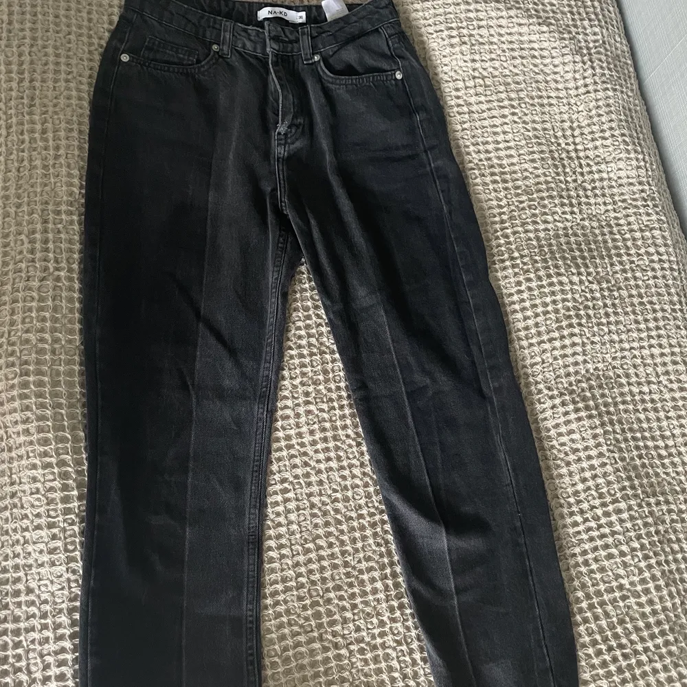 Skit snygga jeans från NA-KD, jeansen är i storlek 36 och har två olika nyanser av grått!! Pris kan diskuteras vid snabb affär😊. Jeans & Byxor.