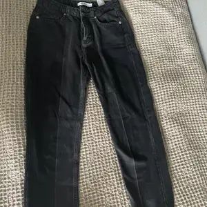 Skit snygga jeans från NA-KD, jeansen är i storlek 36 och har två olika nyanser av grått!! Pris kan diskuteras vid snabb affär😊
