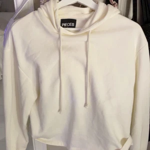 Vit hoodie - Vit hoodie från pieces i storlek M och passar mig som vanligtvis har S. Så mysig och ull innanför💕🤌🏼 Använt 2 gånger så den är i nyskick🥰 Köpt för 230kr och säljer för 100+ frakt