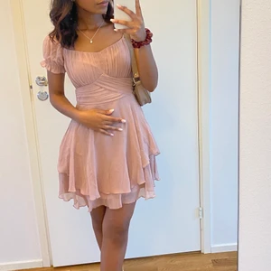 Nelly Klänning  - Nyskick, använd vid 1 tillfälle på bröllop. Säljer den nu 1 månad senare då jag vet att jag inte kommer ta på mig den igen. Öppen för bud. Nypris 500