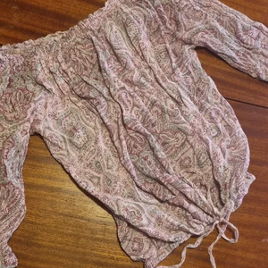 Rosamlnstrad tunn blus - Jättefin 70tals inspirerad storlek s. Knyte nedtill. 15 kr. Samfraktar vid köp av flera varor för 66 kr📦💕