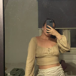 Tröja från Nelly  - Min fina Nelly tröja har blivit för stor! Den passar en person med lite större byst, är använd 2-3 gånger och i väldigt bra skick🧡 köpare står för frakt 