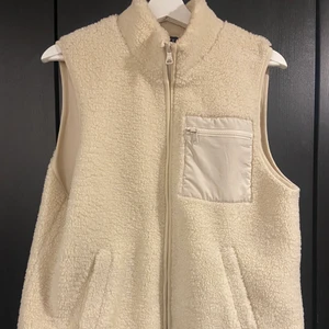 Super mysig väst - Säljer min super sköna väst från Lindex eftersom den inte kommer till användning längre. Jätte mysig och perfekt nu till hösten.