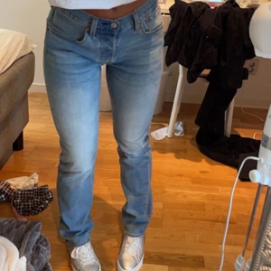 Lågmidjade Levis jeans  - Är sugen på att sälja mina lågmidjade 501 levis jeans (e inte säker på om jag vill sälja så säljer endast för bra pris :). Jeansen är i nyskick, endast använda ett fåtal gånger. De är ifrån herravdelningen och köpta för orginalpris 1199 kr. Modell 501 och strl W28 L32. Köparen står för frakten 🥰