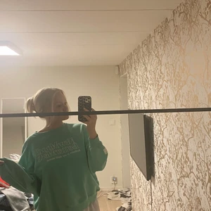 Tunn sweatshirt i mintgröna färg - Så fin swetshirt i en väldigt mintaktig grön färg. Har tyvärr inte kommit till användning och därför säljer jag den. Färgen syns inte bra på bilderna. Mycket starka i verkligheten☺️