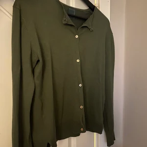 Grön kofta  - En grön kofta från Zara Kids, perfekt över till ett linne nu i höst❤️‍🔥 Den passar mig som är s-m. Använd ett fåtal gånger, bra skick🧡🧡