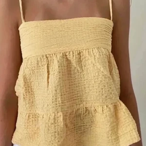 Zara topp  - Sälje min superfina topp från Zara i storlek S.  Köptes i somras men är knappt använd! Köp dirket för 350+frakt❤️‍🔥 De två första bilderna är inte mina men den sista är det.