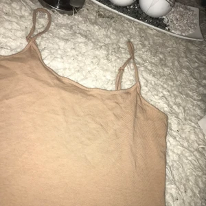 Ny top aldrig använd förut ❤️ - Den köpte jag ifrån hm inte LÄNGE Sen har fortfarande inte haft på mig den kosta 35 kr köpte den för 50kr ❤️