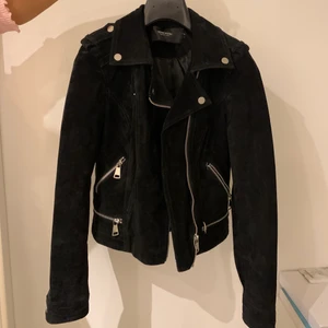 Höstjacka - Mockajacka från Veromoda. Snygg och passar till allt. Har två stycken, en i storleken S och en i M 💓