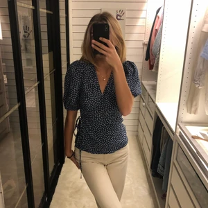 Blus - En jätte söt topp från & other stories i storlek 34. Ej andvänd med prislapp kvar. Ny pris 500 kr. Storlek 34 men passar även 36 eftersom du sjusterar storleken Själv under bröstet. 