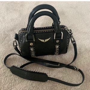 Zadig studd väska - INTRESSEKOLL! på denna assnygga zadig studd väskan, köpt för drygt 3200 kr💞. Bud: 3100    KÖP DIREKT: 3300