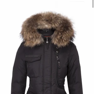 HOLLIES Jacka Livigno dam - En fin jacka ifrån HOLLIES, sparsamt använd. Färgen svart, luvan är äkta tvättbjörnspäls. Storlek 34 ⚡️⚡️