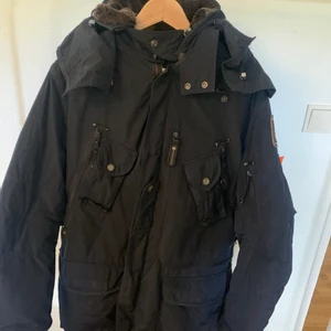 Parajumperjacka - Mörk blå parajumper vinterjacka som går att göra om till vind jacka. Bra skick. Storlek Xl. Pm för flera bilder och pris. Skicka prisförslag/ buda i kommentera eller pm