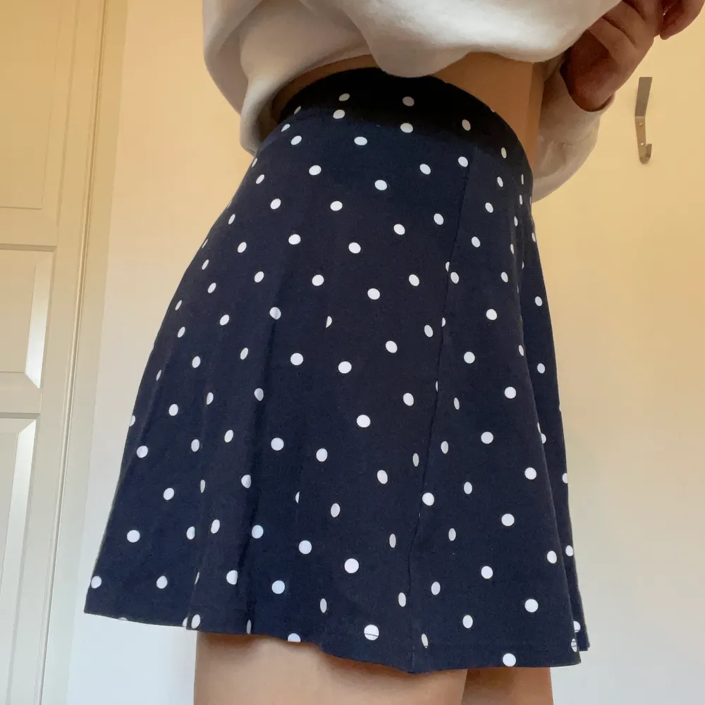 Kort kjol från h&m . Jag är 170cm och såhär sitter den på mig. Säljer pga att den tyvärr inte kommer till användning. Den har en dragkedja bak och är i fint skick <3. Kjolar.