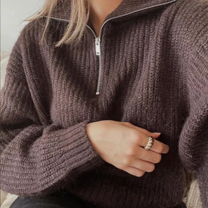 Stickad tröja - Oanvänd med lappar kvar, brun fin färg. Storlek XS. Från Gina, slutsåld 