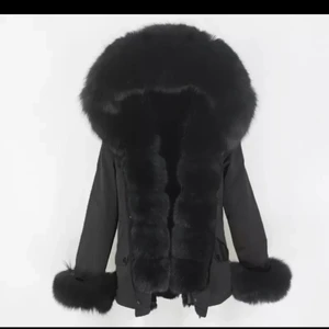 Svart päls jacka  - Hej säljer min svarta Parka jacka köptes för 3900kr men säljer för 1600kr men kan tänka mig att sänka priset vid snabb affär ❤️ jackan är i storlek S och använd 1 vinter och den är i fint skick endast lite vid puffarna vid ärmen som är lite slitna  ❤️