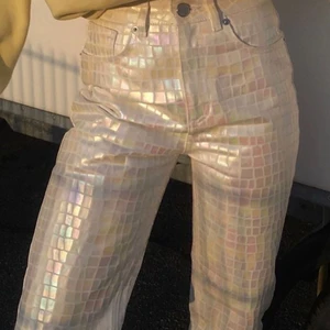 Festbyxor - Ascoola festbyxor från asos. Använda 1 gång. (Bild 1&2 är lånade)! Storlek 30/32 och skulle säga att de är en 38a.